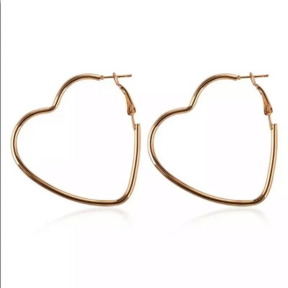 Jewelry - **Beautiful new heart gold dangle style earrings